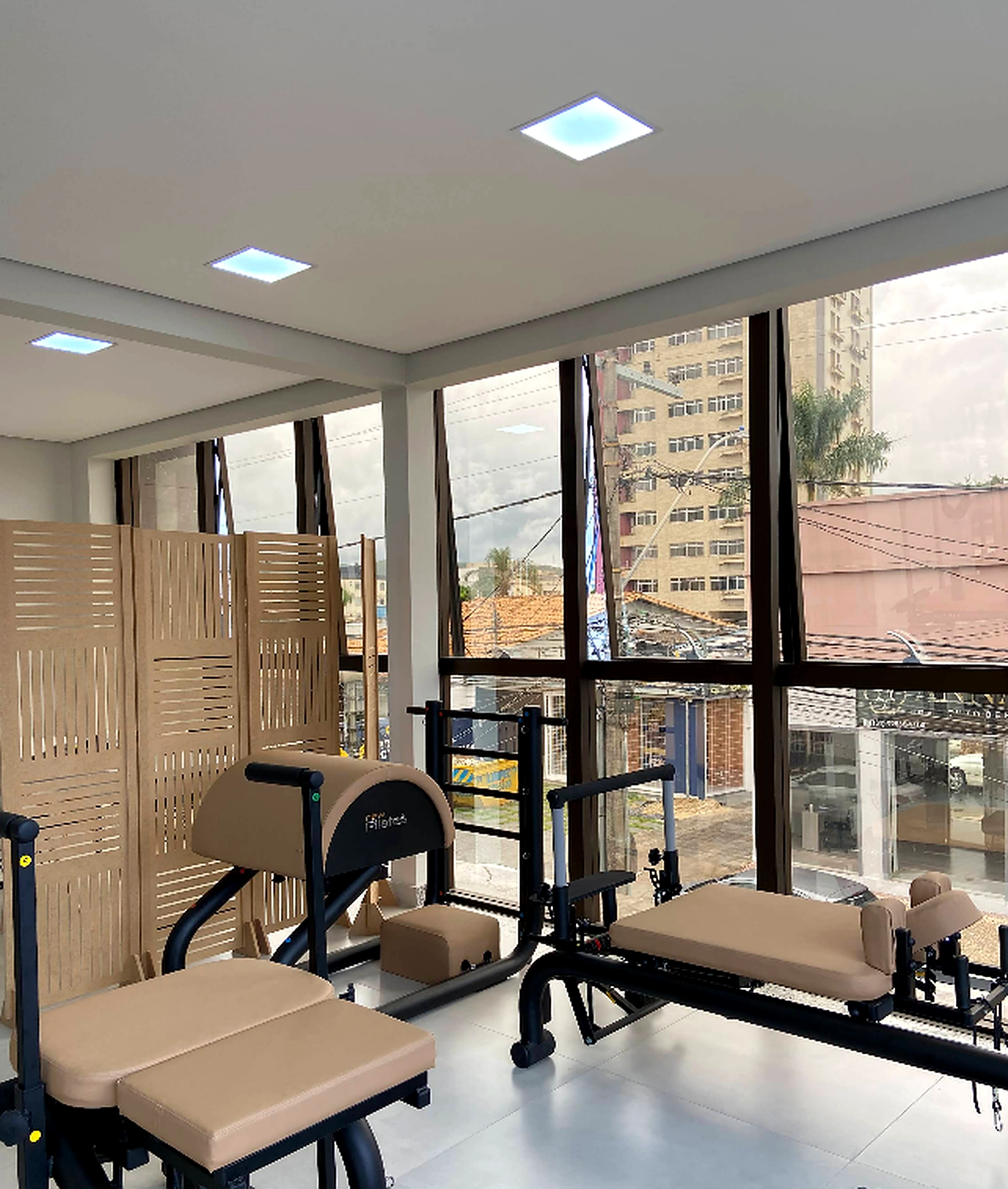 Sala com janelas e equipamentos de Pilates